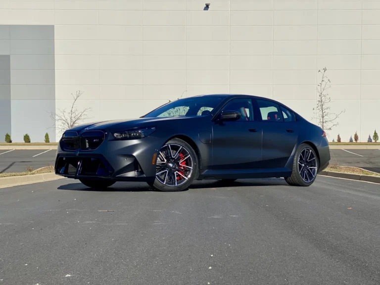 2025 m. BMW M5 demonstruoja daugybę asmenybių