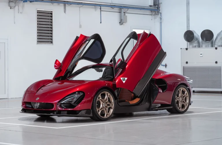 „Alfa Romeo“ sukuria pirmąjį modernaus „33 Stradale“ pavyzdį klientams