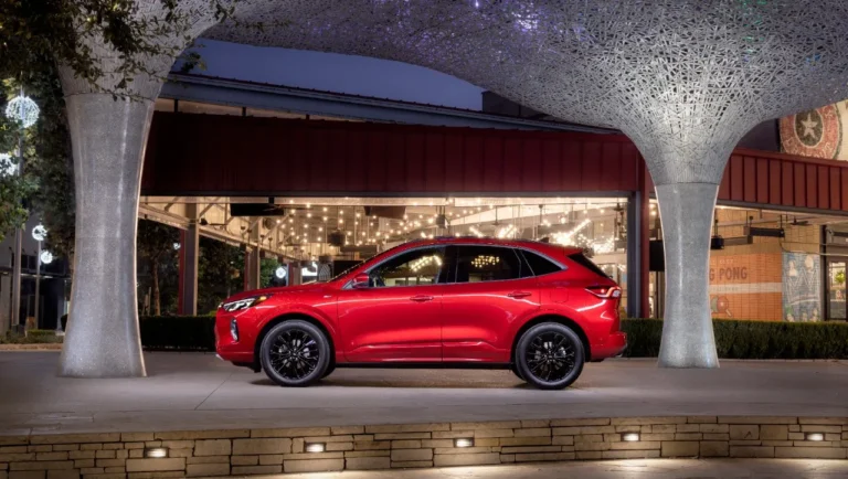 „Nissan Rogue“ prieš „Ford Escape“: palyginkite visureigius „Crossover“.
