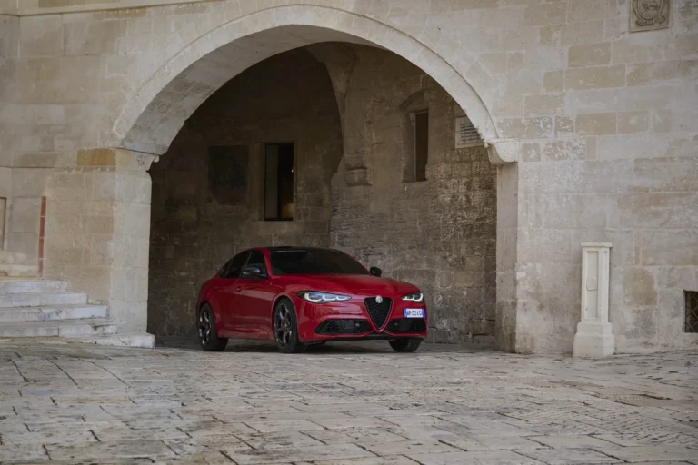 2025 m. „Alfa Romeo Giulia“ praranda apdailos lygį, įgyja riboto