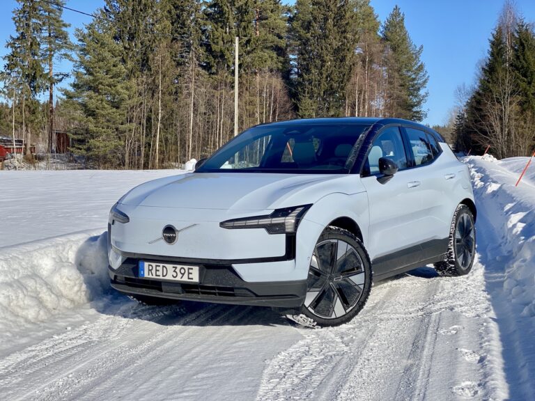 2025 m. „Volvo EX30“ pradeda tiekti JAV, 36 245 USD