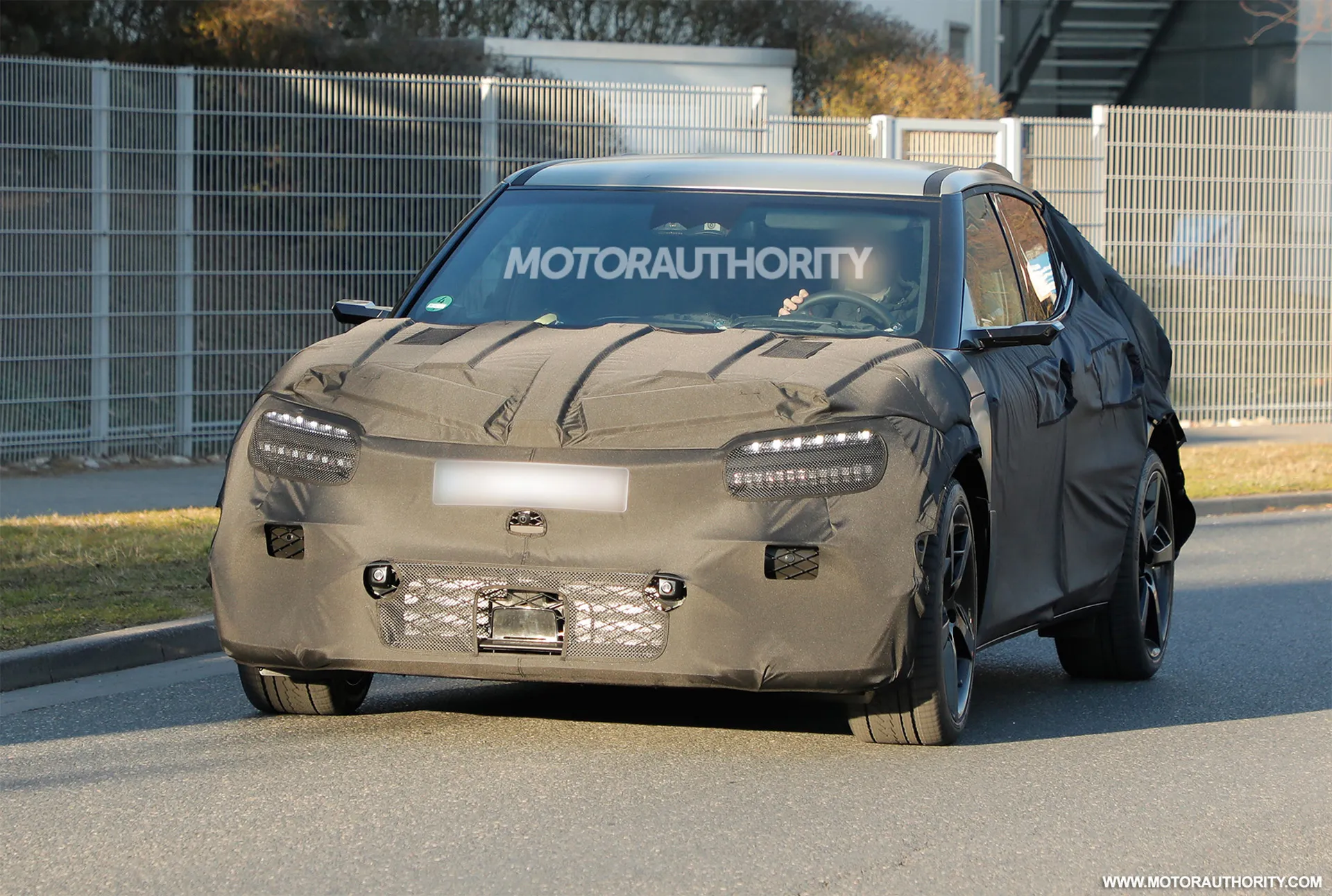 2026 m. „Genesis GV60 Magma“ šnipinėjo naujomis detalėmis