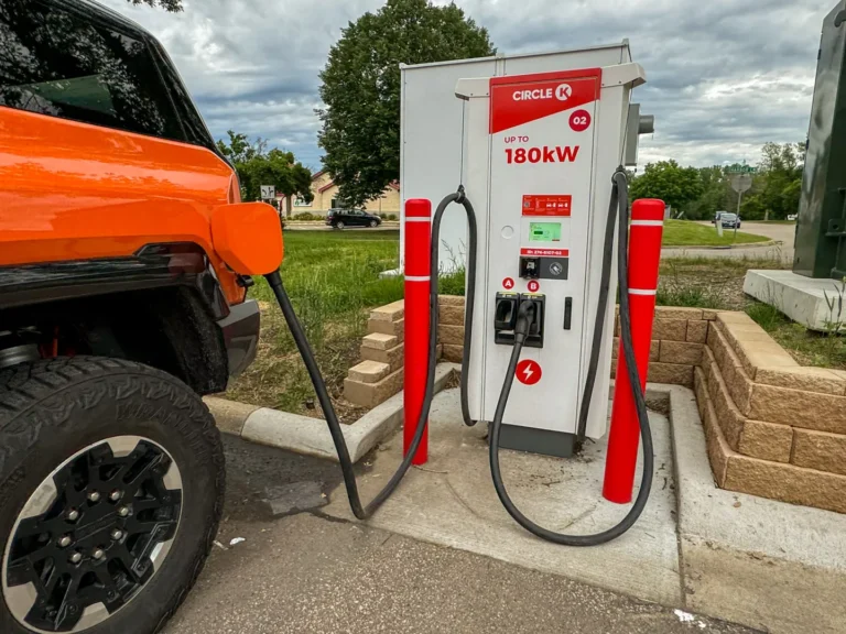 Būsimi dideli GM EV gali pagreitinti įkrovimą naudojant kelias jungtis