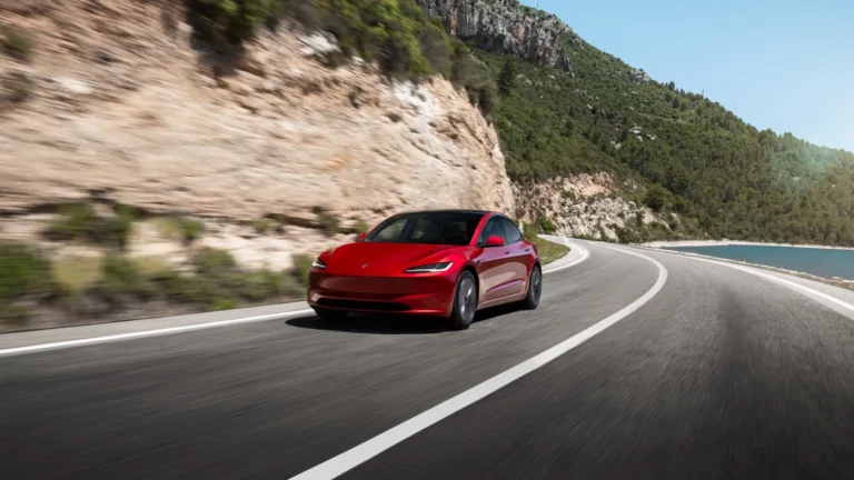 Dėl galinio vaizdo kameros problemos „Tesla“ atšaukia daugiau nei 230