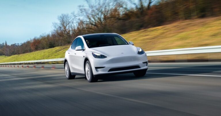 Elektromobilių skaičiai išaugo, nes JK naujų automobilių pardavimo metai baigiasi