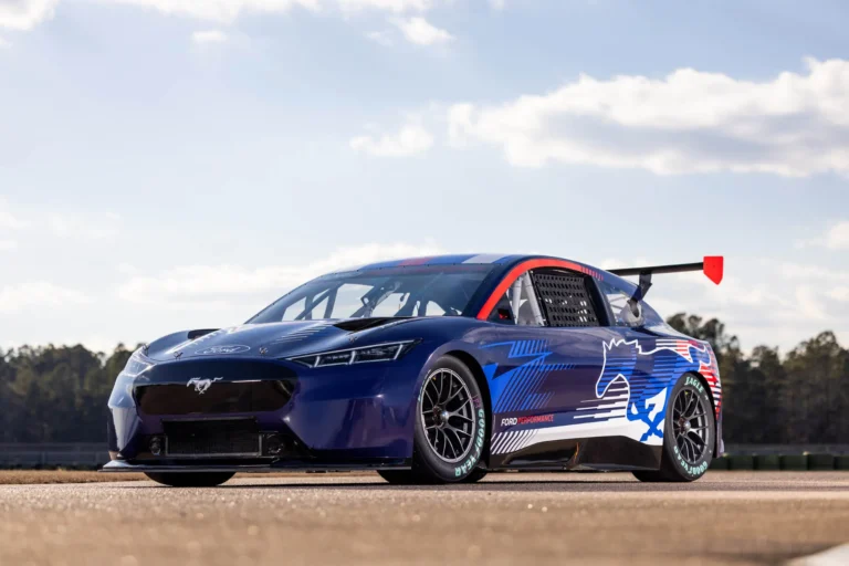 „Ford Mustang Mach-e NASCAR EV“ prototipas galopai praėjo benzinas