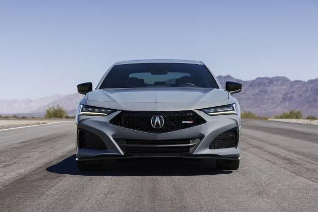 „Acura TLX“ ir „Lexus ES“: palyginkite automobilius