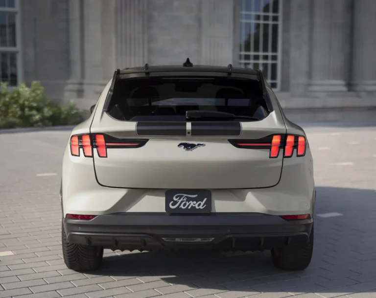 „Ford“ plėtojant padalijimo baterijos įkrovimą dvigubo įkrovimo prievadais