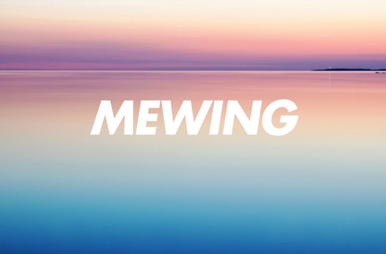 Ką slenge reiškia „Mewing“?