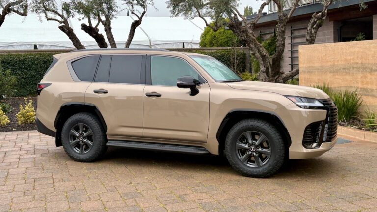 2025 m. „Lexus LX 700H“ hibridinis