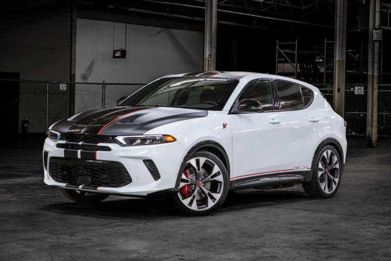 „Dodge Hornet GLH“ pradeda gamybą 2025 m.