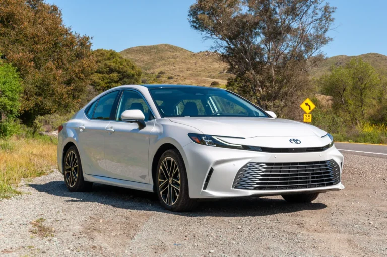 „Toyota“ ir „Lexus“ primena hibridines transporto priemones dėl saugos diržo